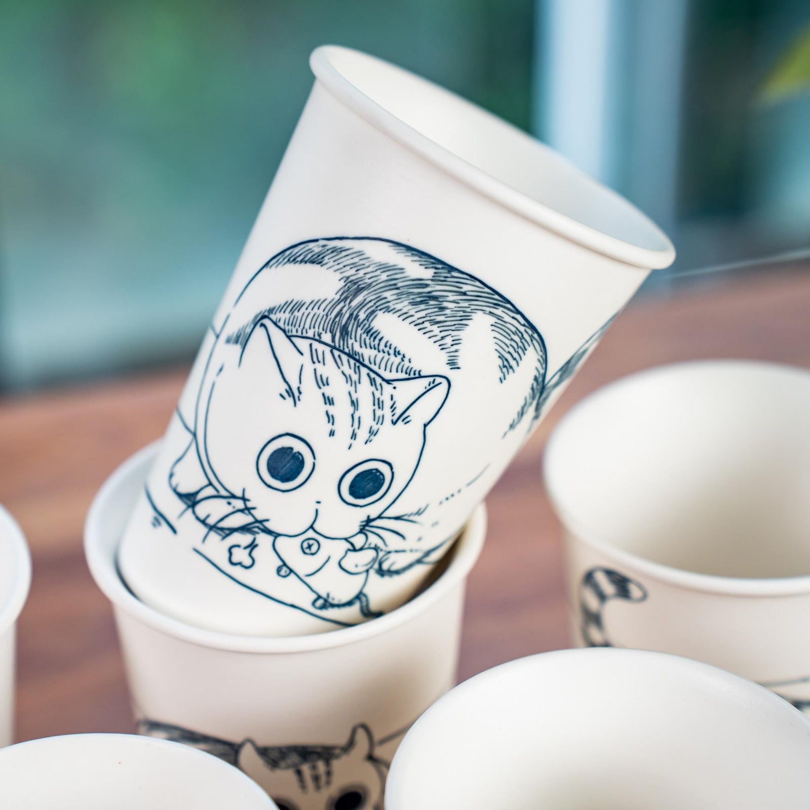 Teetasse mit orangefarbener Katze